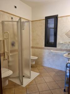 łazienka z prysznicem i toaletą oraz oknem w obiekcie Hotel Delle Isole w mieście La Maddalena +37 zdjęć
