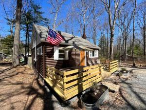 ein kleines Haus mit amerikanischer Flagge darauf in der Unterkunft Wally's Compound in Hawley