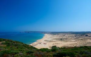 uitzicht op het strand vanaf de top van een heuvel bij L'INCOGNITA in San Nicolò dʼArcidano