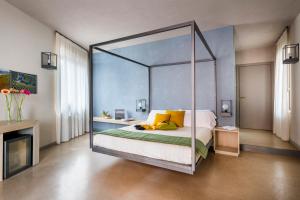 Postel nebo postele na pokoji v ubytování CasaCastello Barolo