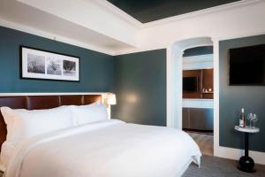 Cama ou camas em um quarto em Perry Lane Hotel, a Luxury Collection Hotel, Savannah