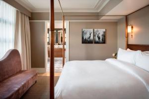 Cama ou camas em um quarto em Perry Lane Hotel, a Luxury Collection Hotel, Savannah