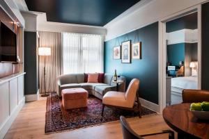 uma sala de estar com um sofá e uma cama em Perry Lane Hotel, a Luxury Collection Hotel, Savannah em Savannah