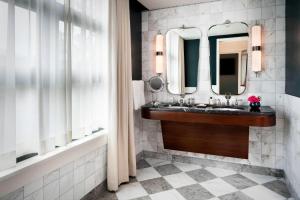 Um banheiro em Perry Lane Hotel, a Luxury Collection Hotel, Savannah