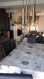 une salle à manger avec une grande table et des chaises dans l'établissement Maison chaleureuse avec barbecue quartier calme, à Voivres-lès-le-Mans