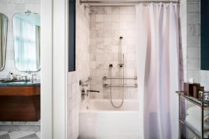 Um banheiro em Perry Lane Hotel, a Luxury Collection Hotel, Savannah