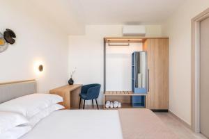 佩雷亚9 DOORS的一间卧室配有两张床、一张桌子和一台冰箱