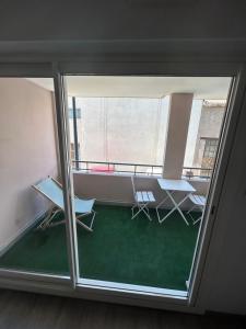 Habitación con ventana con sillas y mesa. en Appartement cosy au cœur de Sète avec balcon détente, en Sète