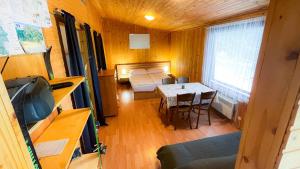 una piccola camera con tavolo e sala da pranzo di Ski House Jursport a Závažná Poruba