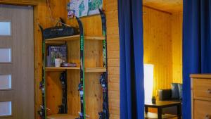 una stanza con sci su una parete di legno di Ski House Jursport a Závažná Poruba