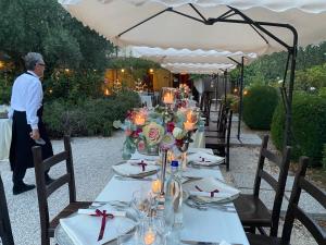 una mesa preparada para una boda bajo una tienda en Torre del Barbagianni - Castello di Gropparello en Gropparello