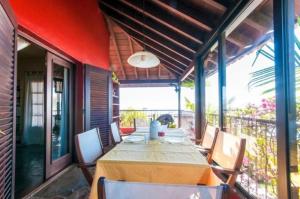 an outdoor dining room with a table and chairs at Villa El Jagüel in Sauzal