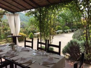 un tavolo per un pasto in giardino di Torre del Barbagianni - Castello di Gropparello a Gropparello