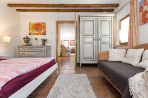 a bedroom with a bed and a couch at Ferienhaus Jägerhaus Oppach Privathaus in Oppach
