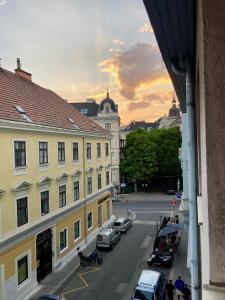 uma vista para uma rua da cidade com carros e edifícios em Apartment for 2 in Margareten em Viena