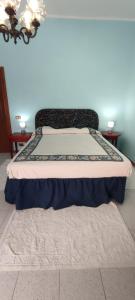 een bed in een kamer met een matras op de vloer bij La casa del ponte romano in Pogi