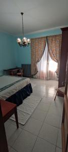 PogiにあるLa casa del ponte romanoのベッドと大きな窓のある寝室