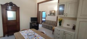 PogiにあるLa casa del ponte romanoのソファとテーブルのあるリビングルーム