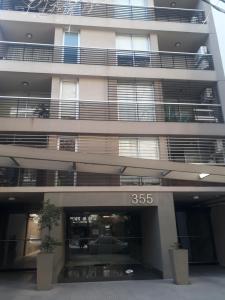 un edificio de apartamentos con un garaje frente a él en Departamento en Caballito con Sauna y Pileta,en Caballito en Buenos Aires