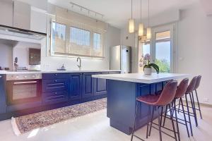 Kuchyň nebo kuchyňský kout v ubytování Villa Nostrodamo Villa with panoramic sea view