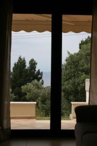an open window with a view of a yard at elgevacation villa 1 in Lagomandra