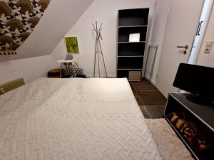 a bedroom with a large white bed in a room at Manjana`s Waldblick in Braunlage