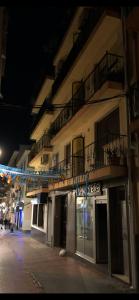 un edificio con balconi su una strada di notte di Apartamento Ángel en Palma a Benidorm