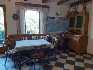 - une cuisine avec une table et des chaises dans la chambre dans l'établissement Hungária Vendégház, à Eger