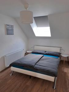 a bedroom with a bed and a skylight at Ferienwohnung Natalie in Kaisersesch