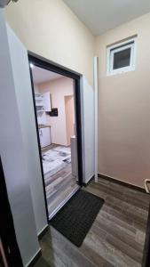 un pasillo con una puerta que conduce a una habitación en Apartment Fida1, en Zagreb