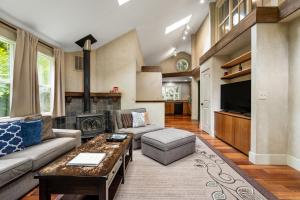 uma sala de estar com um sofá e uma lareira em Stylish Cabin em Orick