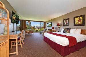 una camera d'albergo con un grande letto e una scrivania di Maui Kaanapali Villas #A317 a Lahaina