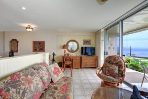 uma sala de estar com um sofá e vista para o oceano em Pikake Unit A6 em Lahaina