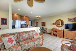 uma sala de estar com um sofá e uma cozinha em Pikake Unit A6 em Lahaina