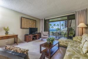 Kaanapali Shores #255 tesisinde bir oturma alanı