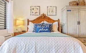 Un dormitorio con una cama con una almohada azul encima. en Pohailani #102, en Kahana