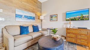 una sala de estar con un sofá y una mesa en Pohailani #102, en Kahana 28 fotos más
