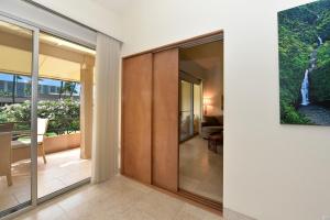 uma porta giratória numa casa com uma sala de estar em Maui Kaanapali Villas #D271 em Lahaina