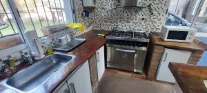 Η κουζίνα ή μικρή κουζίνα στο Casa en el Campo con Pileta +1 φωτογραφίες