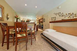 1 dormitorio con 1 cama, mesa y sillas en Maui Kaanapali Villas #B233 en Lahaina