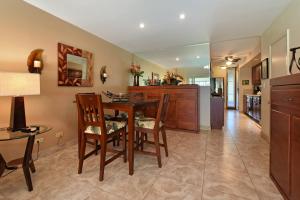 uma cozinha e sala de jantar com mesa e cadeiras em Maui Kaanapali Villas #B233 em Lahaina