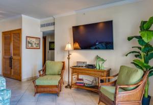 Kaanapali Shores 159 tesisinde bir oturma alanı