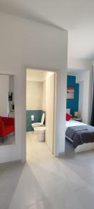 1 Schlafzimmer mit einem Bett und einem Bad in der Unterkunft Manzoni 159 in Neapel