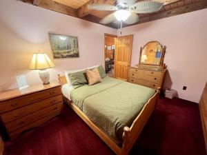 Schlafzimmer mit einem Bett, einer Kommode und einem Spiegel in der Unterkunft Perfect Mountain Getaway in Stratton