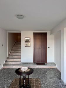 a hallway with a door and a table and stairs at Casa Dei Cavalieri in Cosenza