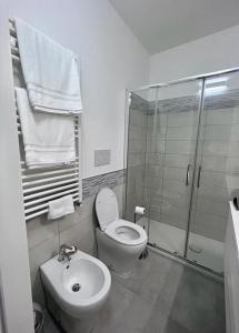 ein Bad mit einem WC, einer Dusche und einem Waschbecken in der Unterkunft Casa Dei Cavalieri in Cosenza