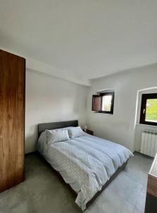 Schlafzimmer mit einem Bett und einem Fenster in der Unterkunft Casa Dei Cavalieri in Cosenza