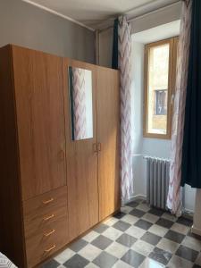 Habitación con un gran armario de madera y una ventana. en Gîte Alet les bains, en Alet-les-Bains