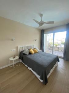 Schlafzimmer mit einem Bett und einem Deckenventilator in der Unterkunft Vacaciones en la Costa del Sol in Torremolinos