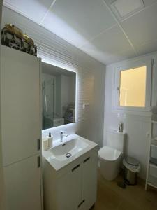 ein weißes Bad mit einem Waschbecken und einem WC in der Unterkunft Vacaciones en la Costa del Sol in Torremolinos